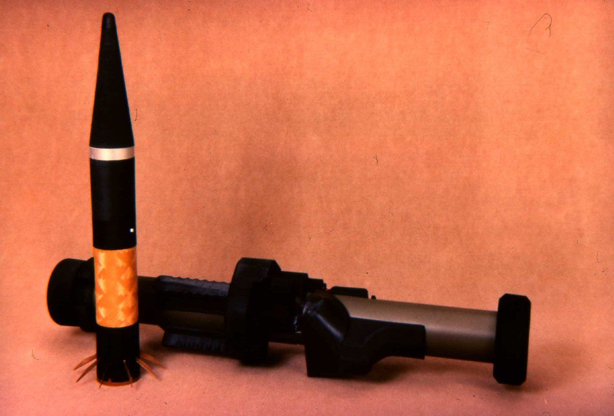 http://i16.photobucket.com/albums/b24/hybenamon/LAND/INFANTRY/APILAS/APILASrocket-launcher.jpg