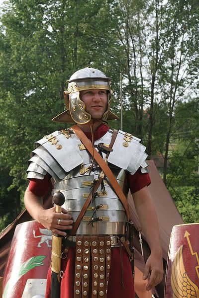 http://i16.photobucket.com/albums/b27/larskval/400px-Roman_soldier_in_lorica_segme.jpg