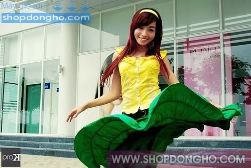 Elly với áo vàng váy xanh