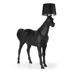 un cheval avec un abajour sur la tête