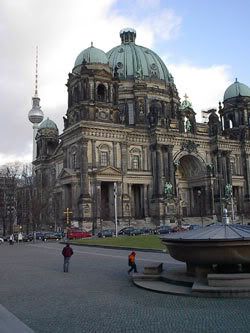 dom, fernsehturm und große salatschüssel auf einem bild.