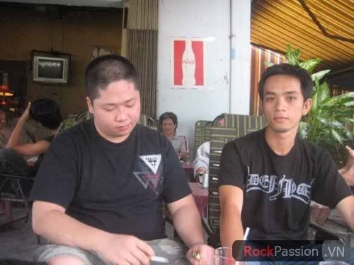 Văn Trung (Vocalist/ Guitarist) and Nguyễn Hoàng (Bassist) interacted with RP