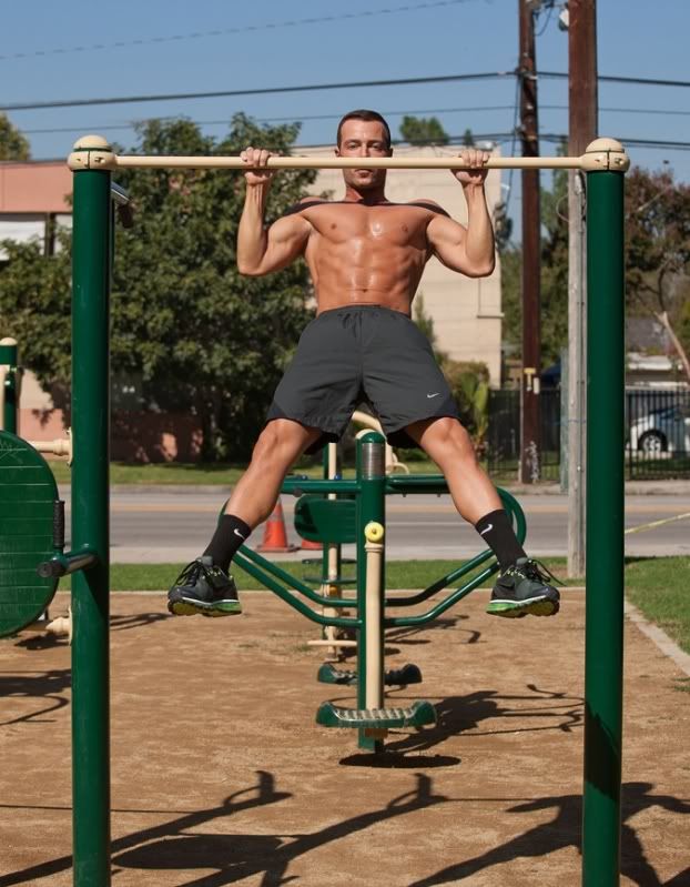 joey-lawrence-shirtless-six-pack-working-out-10202011-01-675x867.jpg