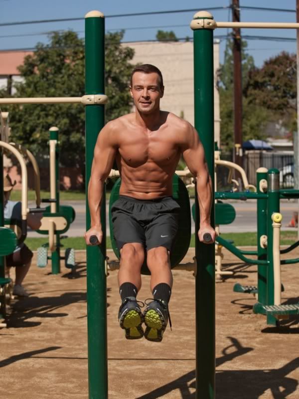 joey-lawrence-shirtless-six-pack-working-out-10202011-05-675x900.jpg