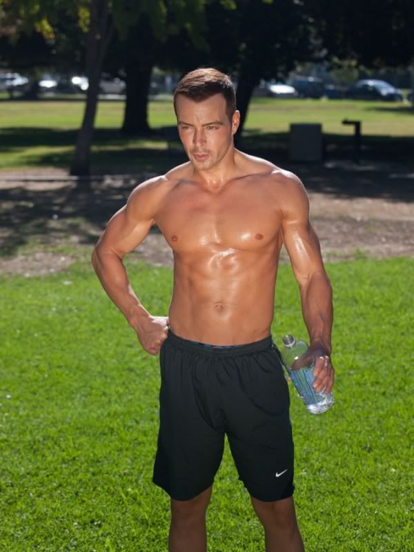 joey-lawrence-shirtless-six-pack-working-out-10202011-07-675x900.jpg