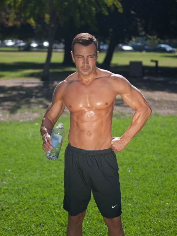 joey-lawrence-shirtless-six-pack-working-out-10202011-08-675x900.jpg