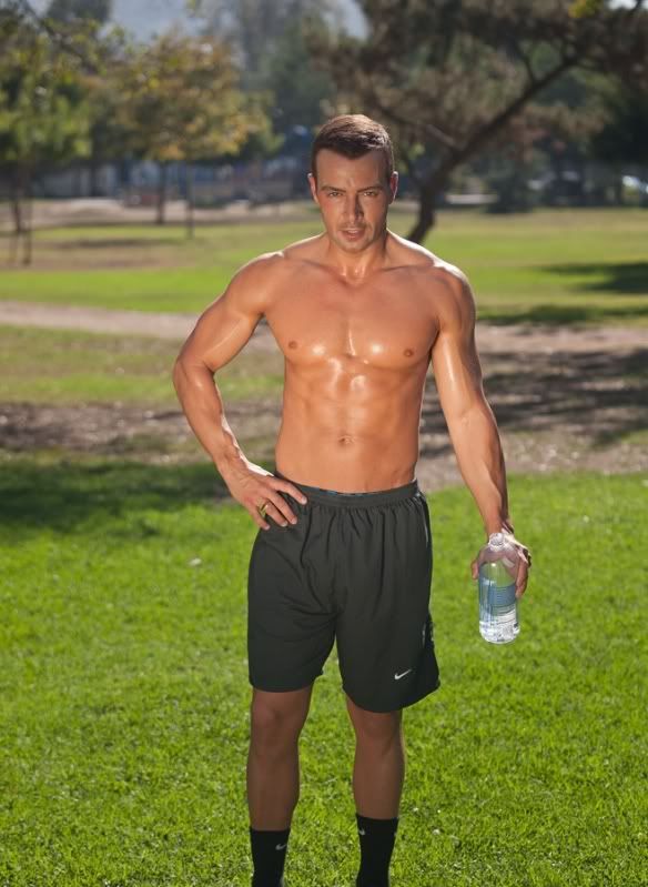 joey-lawrence-shirtless-six-pack-working-out-10202011-09-658x900.jpg