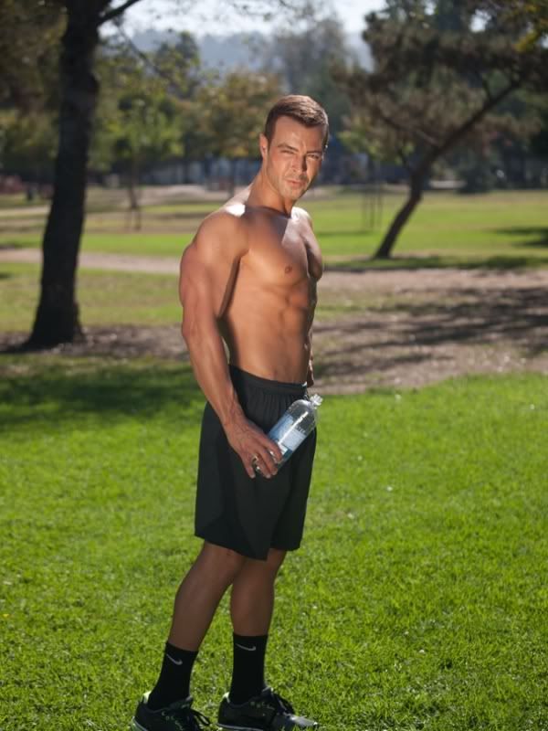 joey-lawrence-shirtless-six-pack-working-out-10202011-10-675x900.jpg