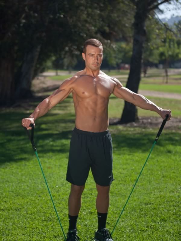 joey-lawrence-shirtless-six-pack-working-out-10202011-14-675x900.jpg