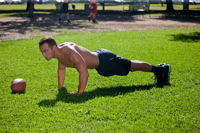 joey-lawrence-shirtless-six-pack-working-out-10202011-18.jpg