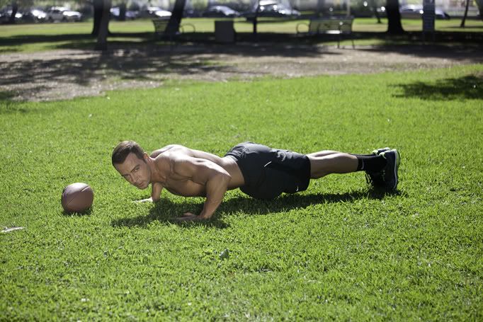 joey-lawrence-shirtless-six-pack-working-out-10202011-19.jpg