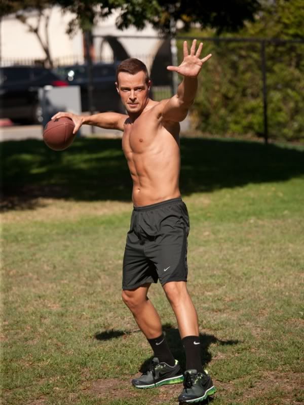 joey-lawrence-shirtless-six-pack-working-out-10202011-20-675x900.jpg