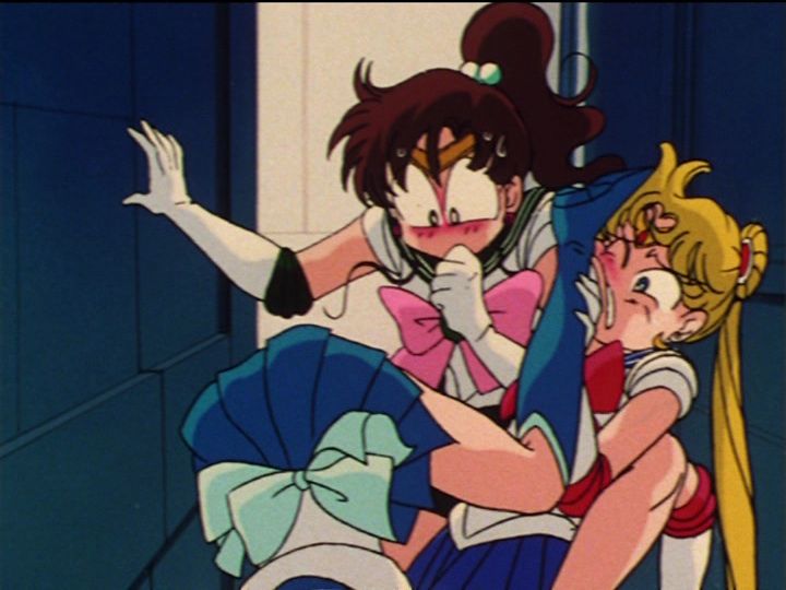 sailor_moon_episode_31_sailor_jupiter_stares_at_sailor_mercurys_butt.jpg