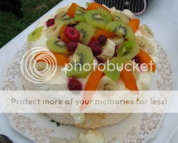 http://i16.photobucket.com/albums/b34/gingernz/Food/CakeChristmas06Pavlova.jpg